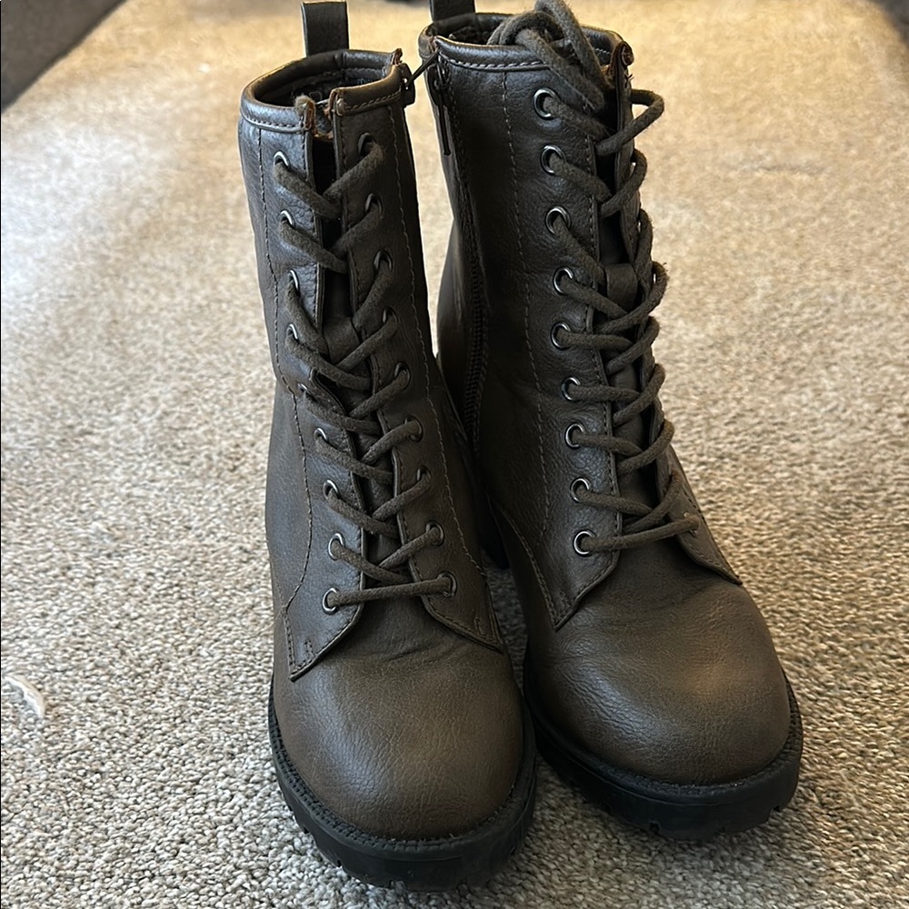Stylish Women's Lace-Up Boots